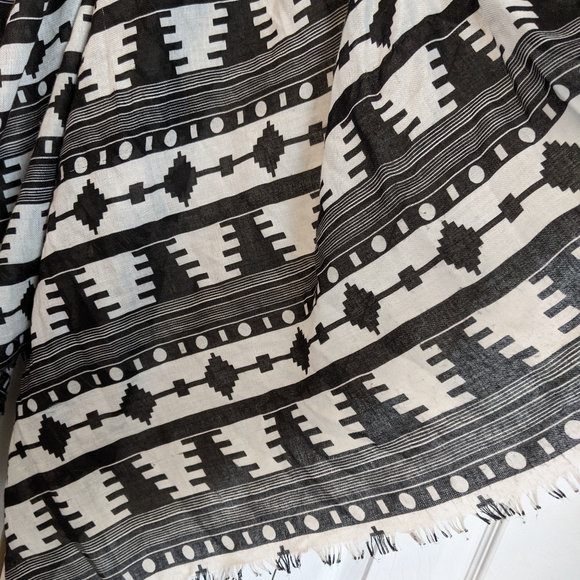 Geometric Scarf - Picture 2 of 3